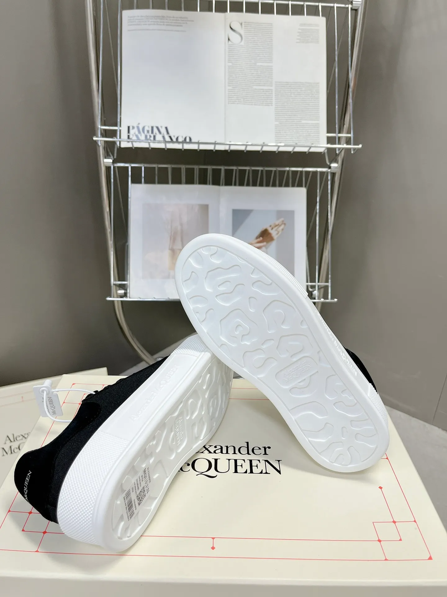 👟👟Ex-factory price 540👟👟 McQueen couple shoes, the latest Milan Fashion Week T-stage show debut in early spring and summer, unique and personalized design, super classy upper foot, round toe design allows the toes to be completely released. I spent a lot of money to buy multiple pairs of originals and dismantled them to make replicas. Many stars: Guli Nazha, Wu Lei, and Internet celebrity bloggers endorsed it, Xiaohongshu became a hit, and the counters were sold out! Fabric: Specially crafted cotton canvas/imported sheepskin, sheepskin lining, cowhide feet. Size: 35-44# (GL)